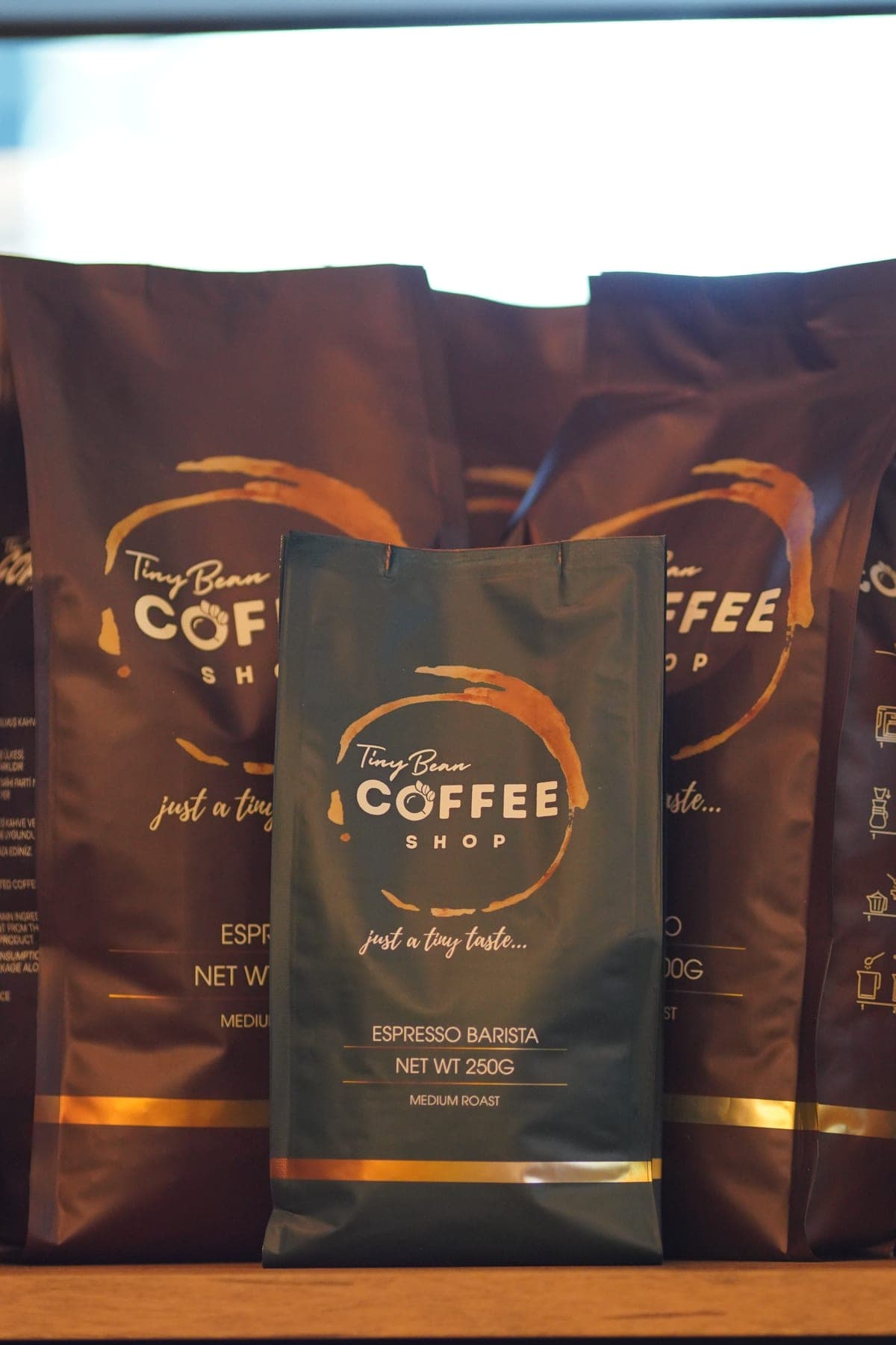 Tiny Bean Premium çekirdek kahve 250g paketi rafta