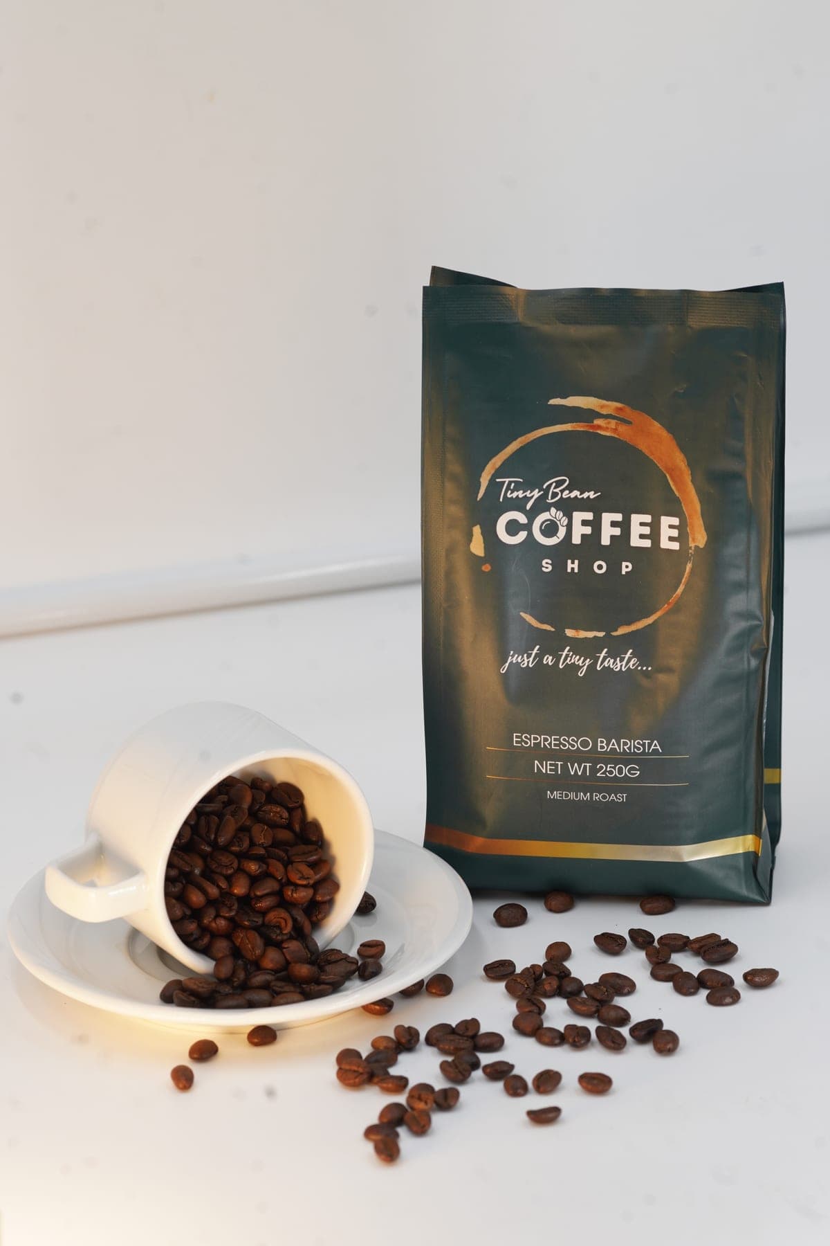 Tiny Bean Gold çekirdek kahve paketi ve kahve çekirdekleri