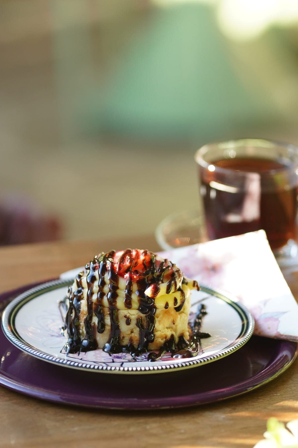 Tabakta tatlı ve çay, gün ışığında