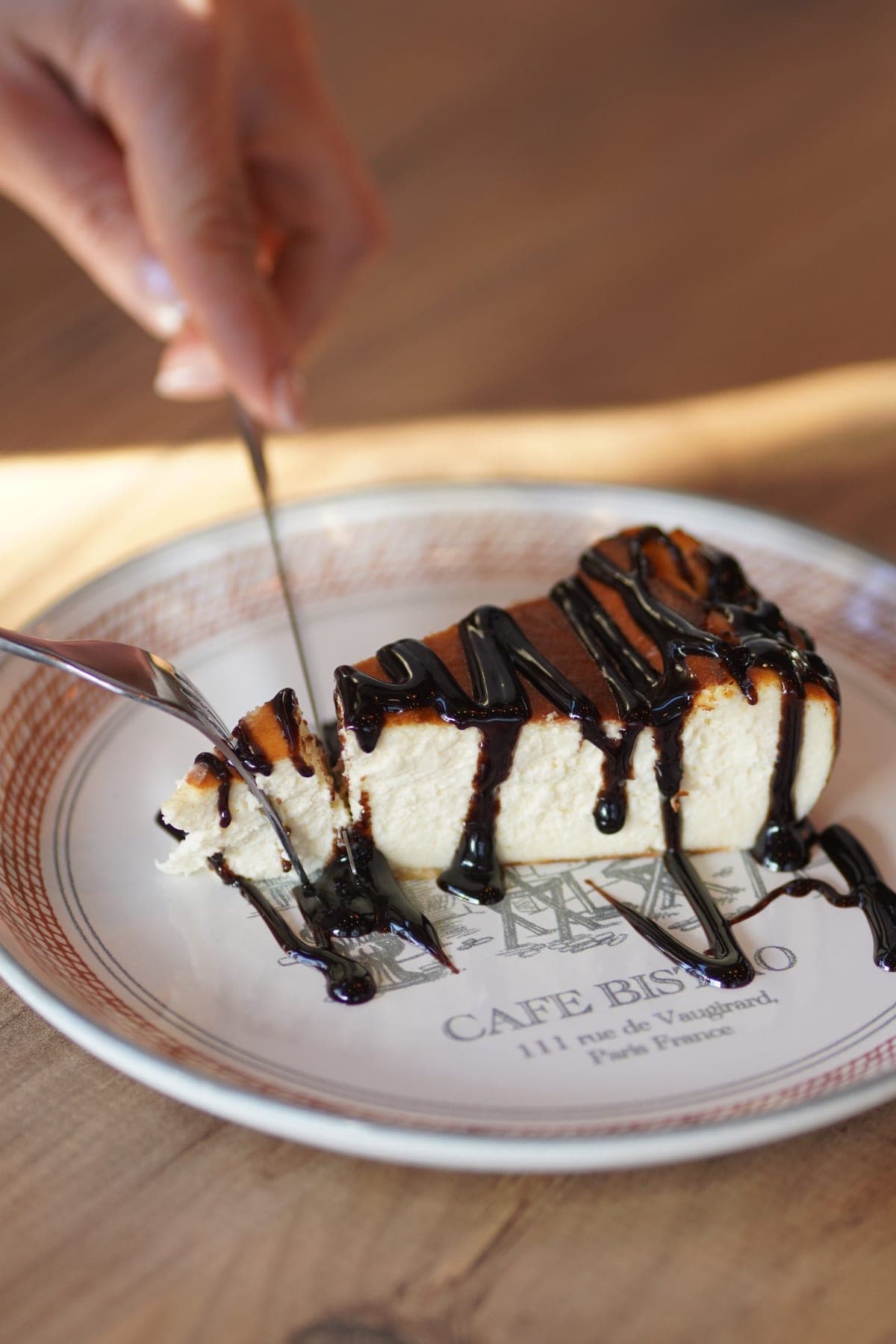 Çikolata soslu cheesecake dilimi, kaşıkla