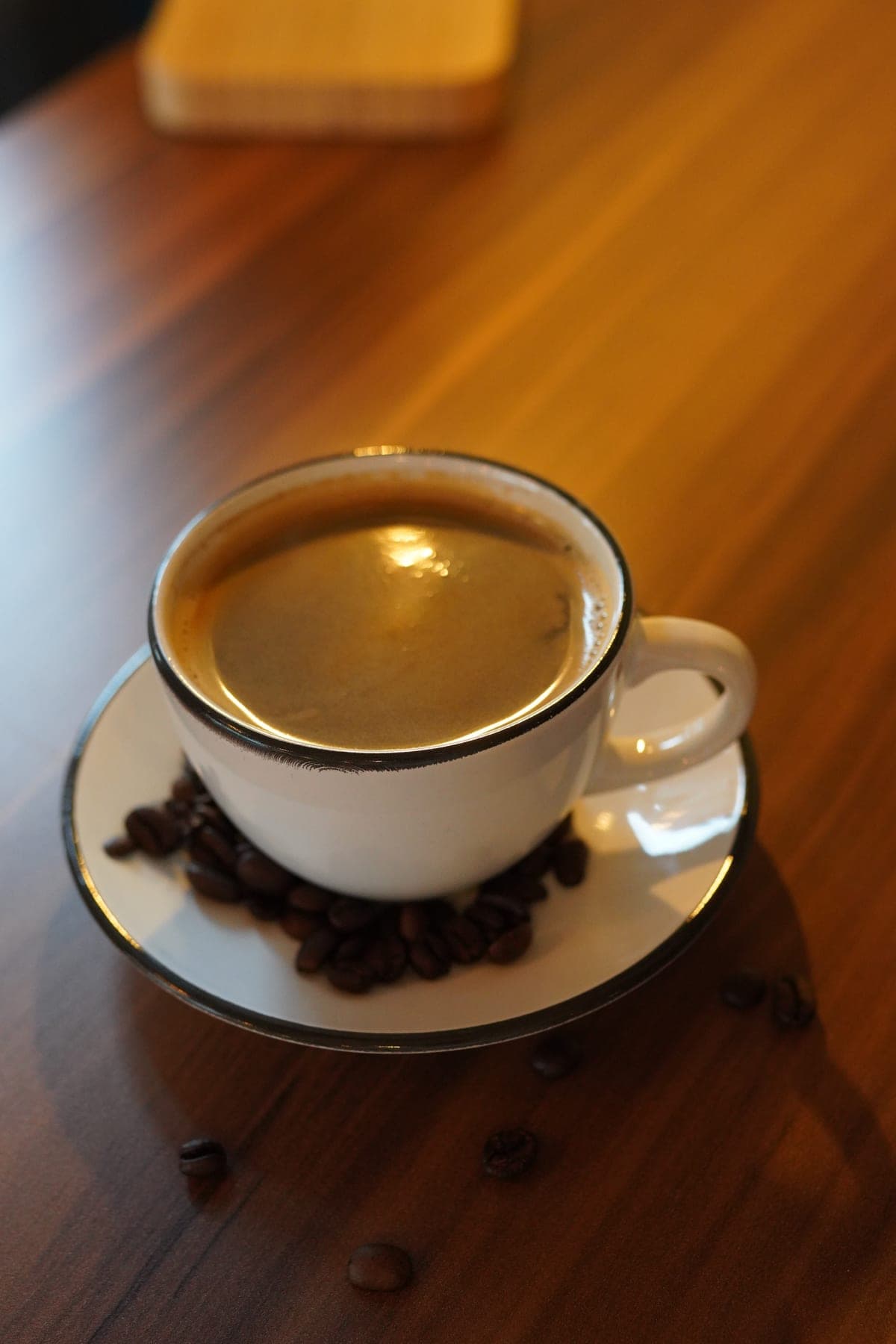 Çekirdekler üzerinde emaye fincanda espresso