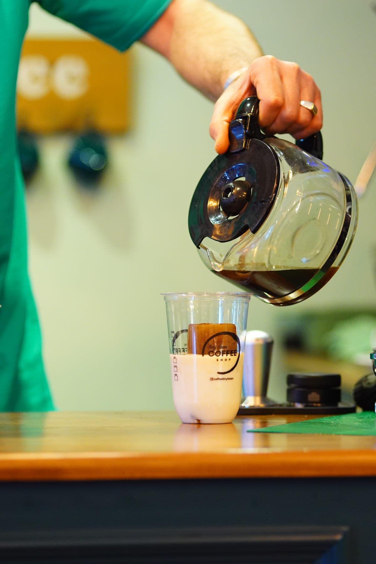 V60 ile demlenen filtre kahvenin bardağa dökülüşü