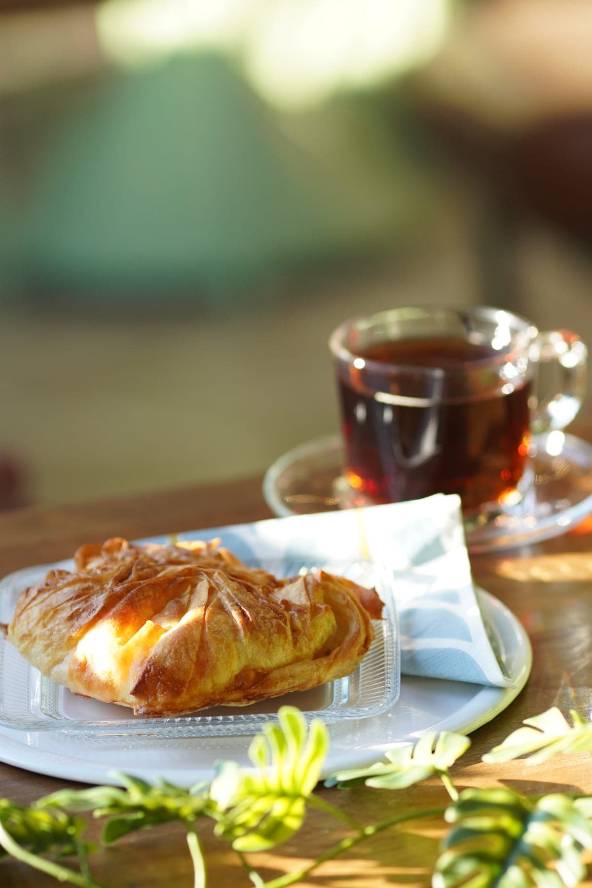 Güneş ışığında su böreği ve çay